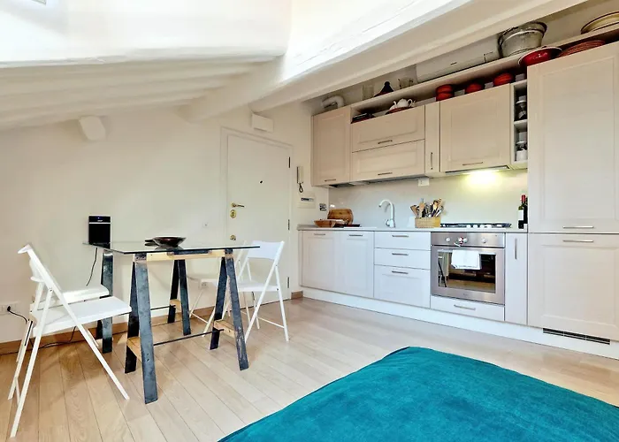 Pantheon Charming Attic | Romeloft 아파트