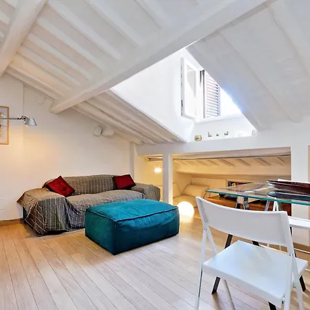 Pantheon Charming Attic | Romeloft Apartment